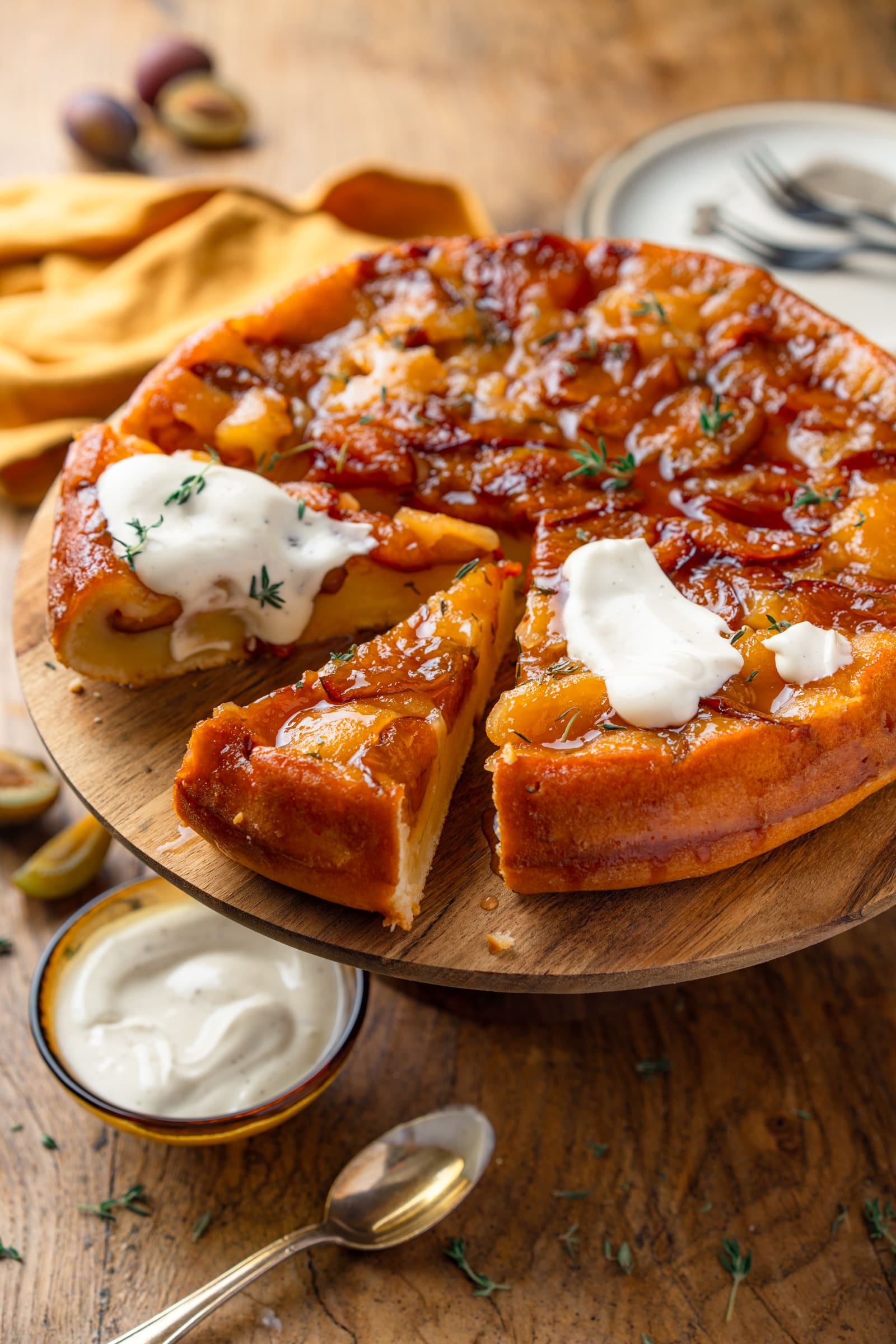 Rezept für Upside-Down Pflaumenkuchen. Unseren Kuchen haben wir der Tarte Tatin abgeschaut, die eigentlich mit Äpfeln gebacken wird. Lecker!